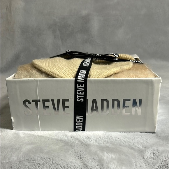 Steve Madden Beanie and Scarf Gift Set - Picture 5 of 9